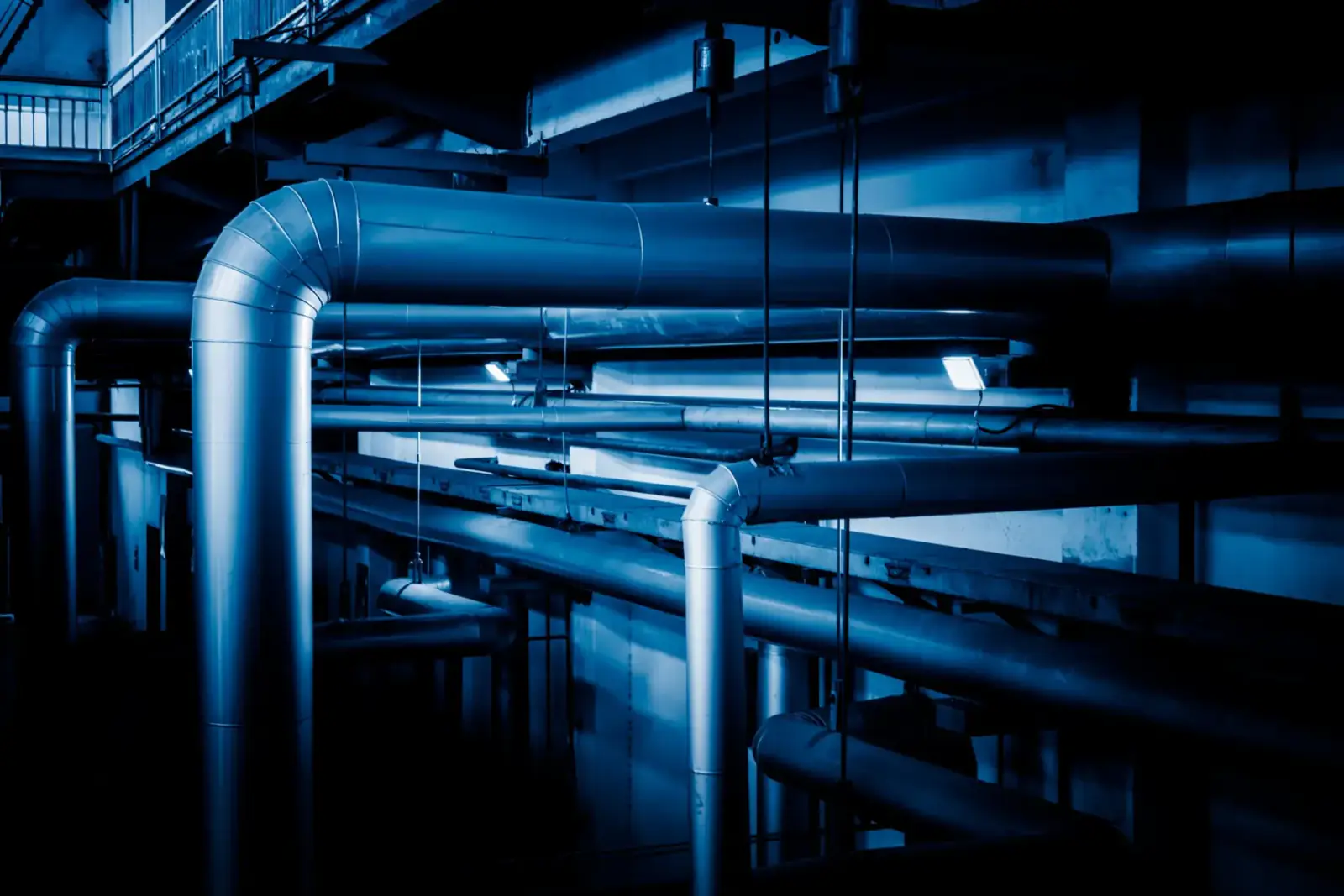 Manutenção hidráulica industrial em tubulações de grande porte em planta industrial