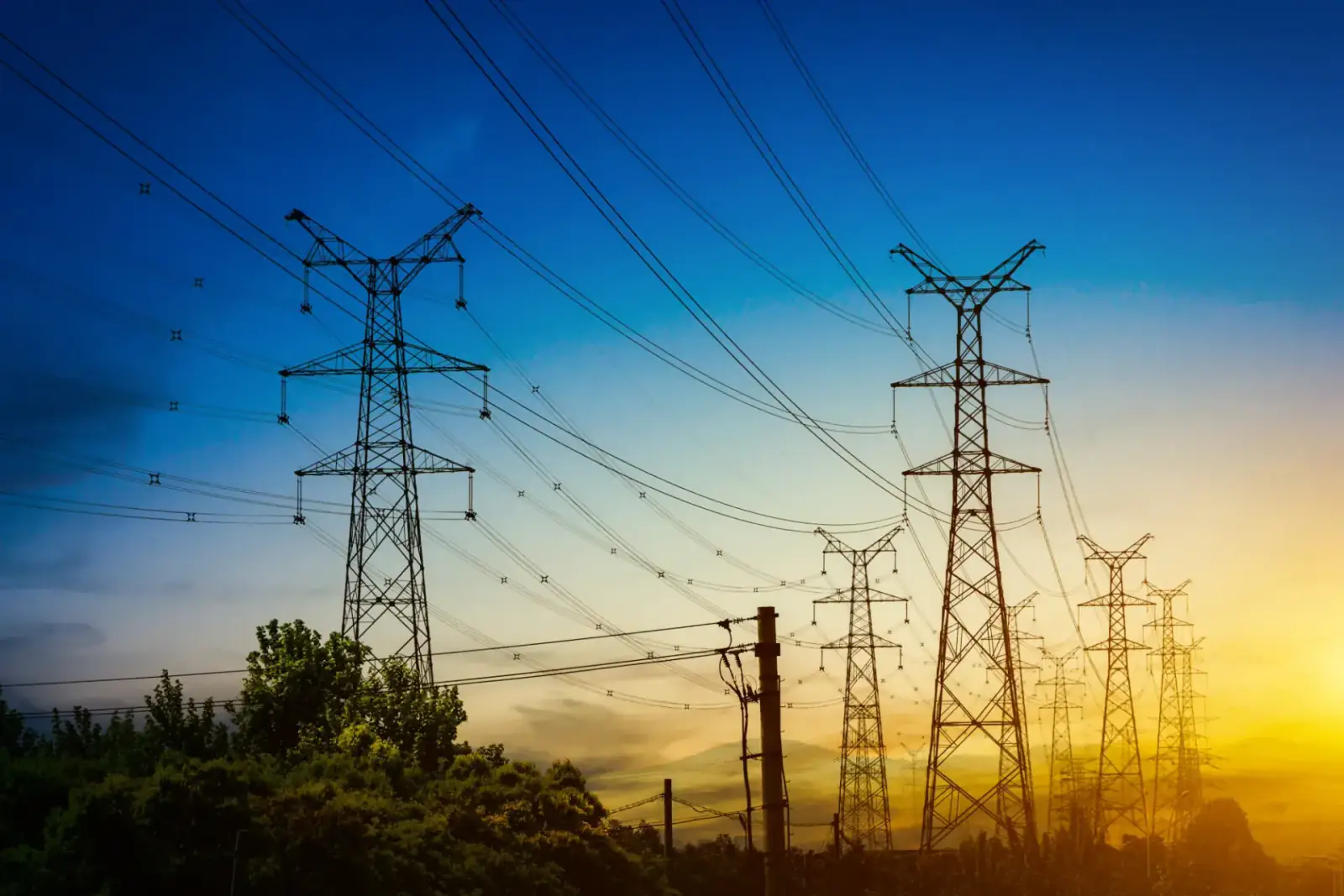 Equipe da THE Montagens executando instalações elétricas industriais em obra de grande porte em São Paulo