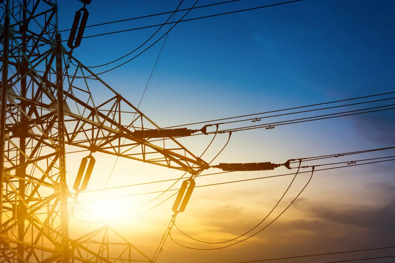 Montagem de painéis elétricos industriais (CCM e QGBT) pela equipe técnica da THE Montagens